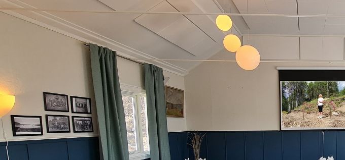 Festpyntet storsal med lerret og lyssterk prosjektor. Se billedkarusell nedenfor.