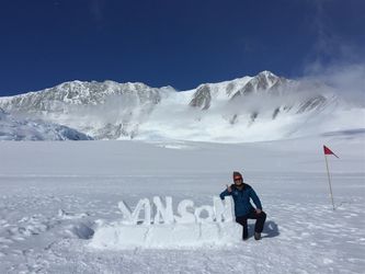 Lisbeth Friberg i Antarktis, Mt. Vinson er den høyeste toppen i bakgrunnen.